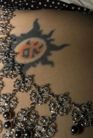 黑色风格太阳和标志纹身图案