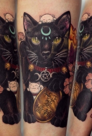 小臂黑色招财猫与白猫花朵纹身图案