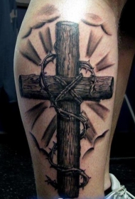 小腿树枝十字架和荆棘纹身图案