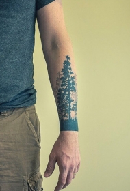 男性手臂深色黑森林纹身图案