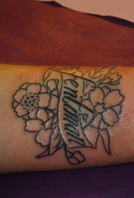 经典花卉和字母手腕纹身图案