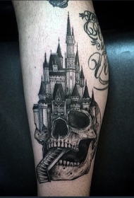 小腿惊人的黑白中世纪城堡和骷髅纹身图案