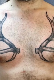 胸部简单的黑色鹿角个性纹身图案