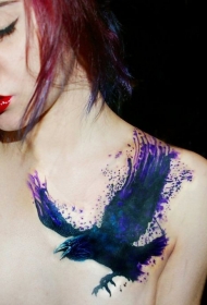 女生肩部梦幻般的水彩乌鸦纹身图案