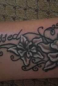黑白花卉手臂纹身图案