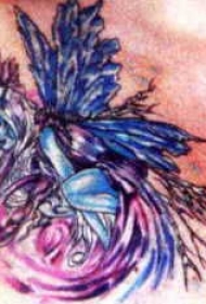 紫色背景中的蓝色精灵纹身图案
