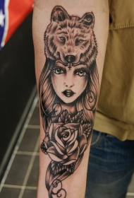 手臂黑灰风格女性与玫瑰和狼头盔纹身图案