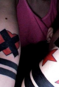 简单的黑色和红色心形线条星星手腕纹身图案