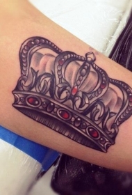 黑色皇冠和红色宝石纹身图案
