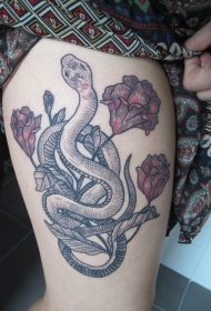大腿黑色蛇与红色的花朵组合纹身图案