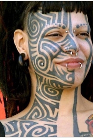 波利尼西亚女孩脸部黑色的图腾纹身图案