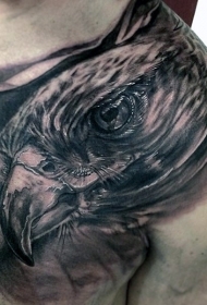 肩部非常逼真的黑灰鹰头纹身图案
