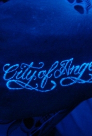 手背荧光花体字母纹身图案