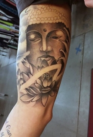 大臂黑灰如来佛祖塑像和莲花纹身图案