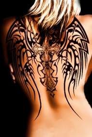 可爱的黑色部落翅膀背部纹身图案