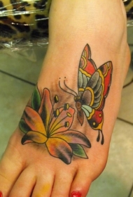 脚背漂亮的蝴蝶花朵纹身图案