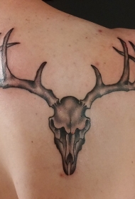 肩部简约的黑色鹿头骨纹身图案