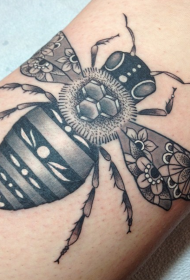 黑白小蜜蜂与花朵纹身图案