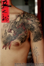 肩膀和胸部可怕的血腥恶魔狗彩色纹身图案