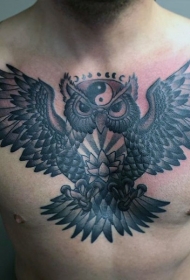 胸部惊人的黑灰猫头鹰与阴阳八卦纹身图案