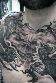 胸部神秘的黑色乌鸦与恶魔脸纹身图案
