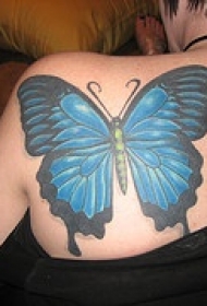 肩部蓝色大蝴蝶纹身图案