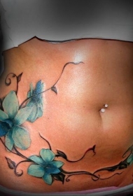 腹部漂亮的蓝色兰花纹身图案