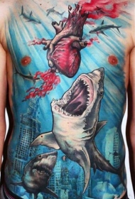 胸部和腹部彩色水下城市与鲨鱼和心脏纹身图案