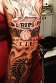 手臂黑白翅膀和字母篮球纹身图案