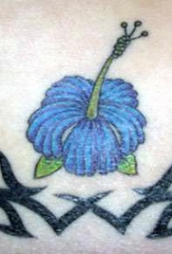 蓝色的芙蓉花与部落图腾纹身图案