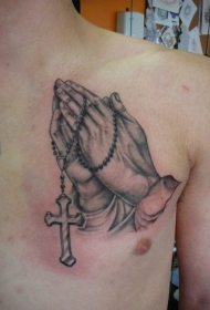 胸部简单的黑白祈祷之手纹身图案