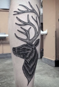 小腿黑色的鹿头纹身图案