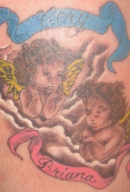 两个金色翅膀的小天使纹身图案