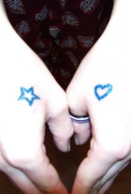 手背蓝色星星和心形纹身图案