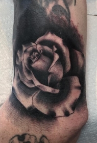 手腕微小的黑白个性玫瑰纹身图案