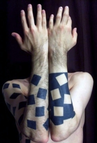 手臂有趣的简单设计黑白正方形纹身图案