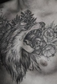 胸部黑灰狼与花朵纹身图案