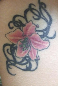 粉色百合花和黑色藤蔓纹身图案