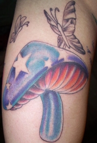 彩色的蘑菇和蝴蝶纹身图案