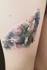 水彩大腿蓝色鲸鱼纹身图案