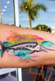 大臂有趣的卡通剑鱼彩色水墨纹身图案