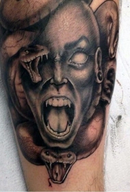 腿部惊人的黑灰怪物美杜莎头像纹身图案