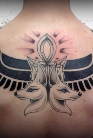 背部有趣的埃及风格黑色翅膀和狗纹身图案
