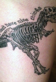 黑色的恐龙骨架与字母个性纹身图案