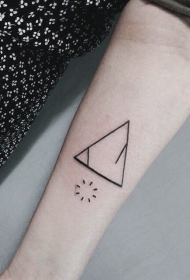 手臂黑色神秘三角形与有趣的圆形符号纹身图案