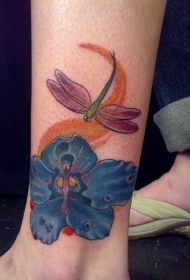 彩色蜻蜓和蓝色花朵纹身图案