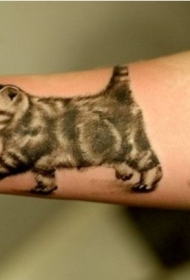 手腕上有爪印的小猫纹身图案