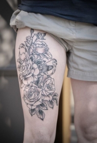 黑色线条玫瑰与小鸟大腿纹身图案