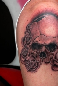 手臂黑色玫瑰花与骷髅纹身图案