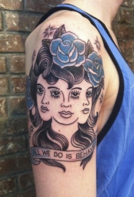 大臂old school女人和蓝色花朵字母纹身图案